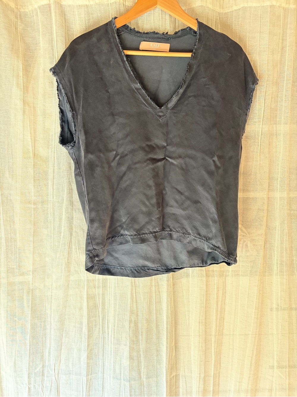 CALI by Cali  Dreaming Raw Edge V-Neck Top – XS